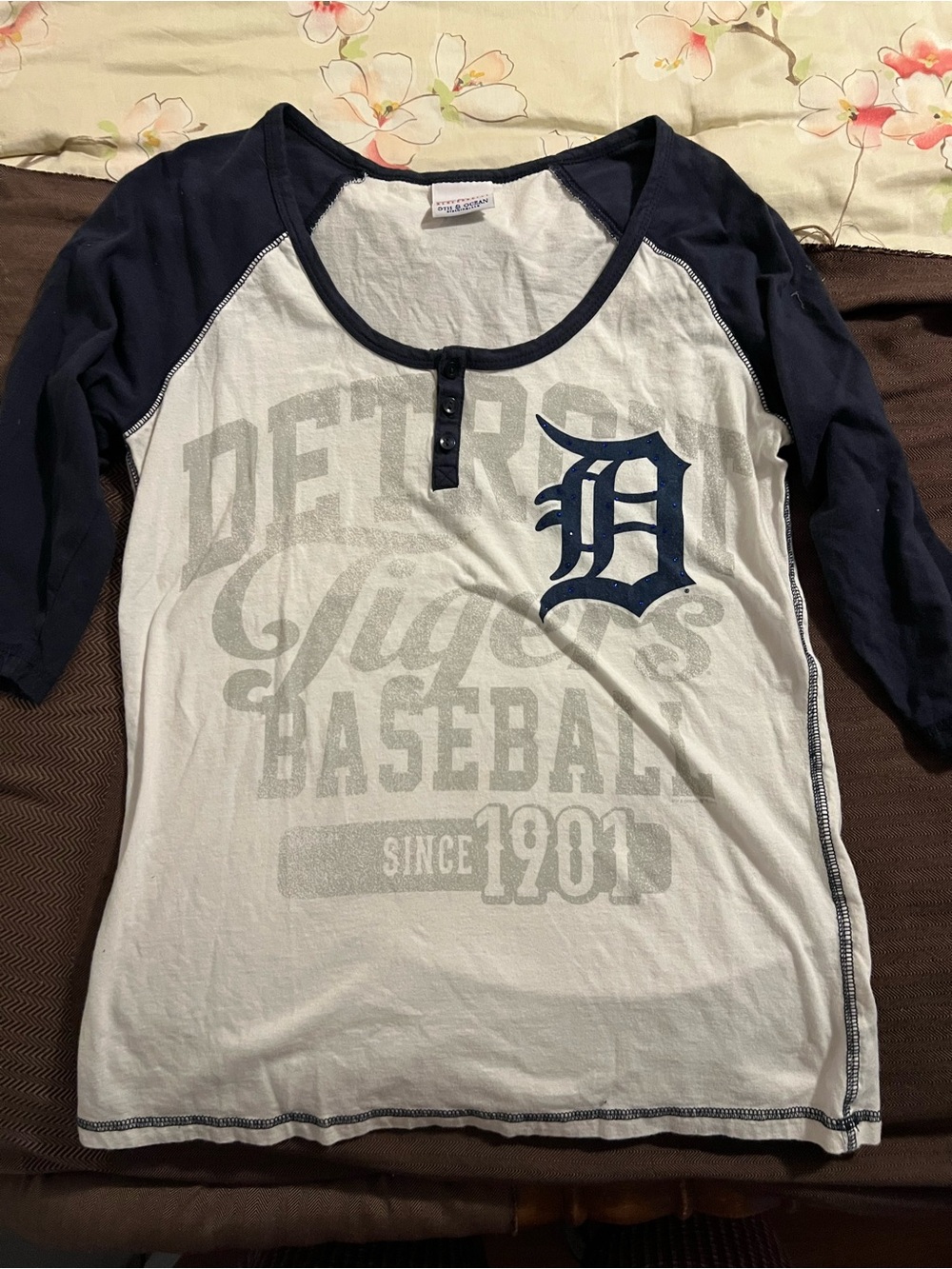 “DETROIT TIGERS" T-Shirt Size: Medium 5th & OCEAN